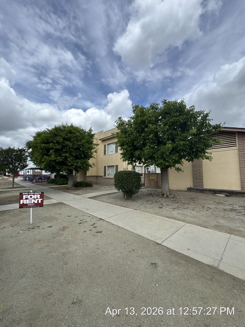 Reedley Apartment: 1124 E St