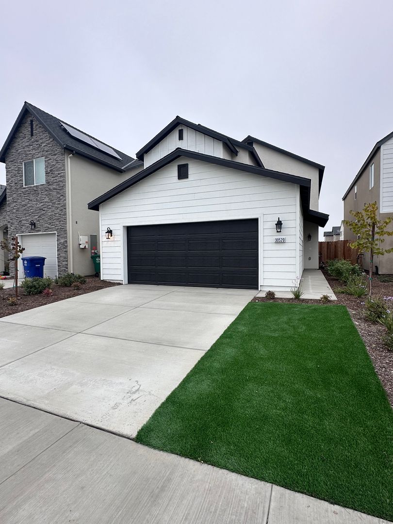 Visalia House: 30520 Delancy Road