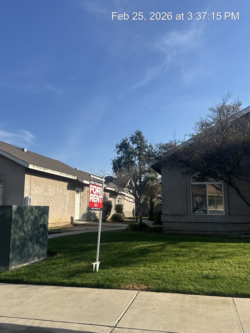 Visalia Apartment: 2327-2333 West Sunnyside Avenue