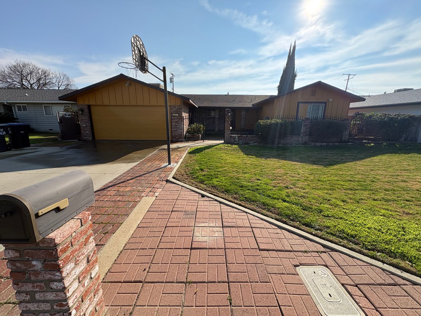 Visalia House: 1413 West Cambridge Ave