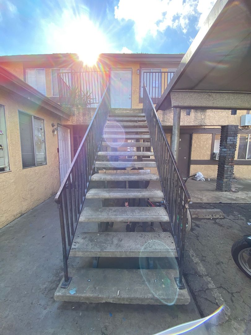 Visalia Apartment: 1017 West Goshen Ave