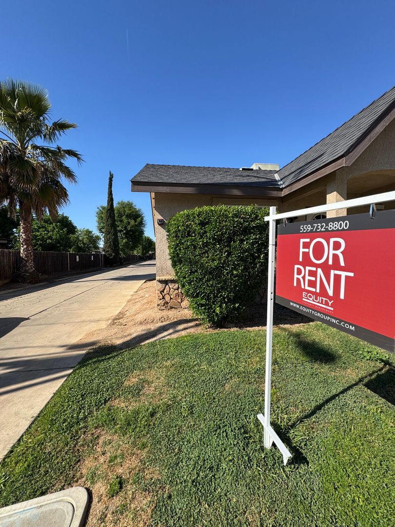 Woodlake Apartment: 540 East Lakeview Ave