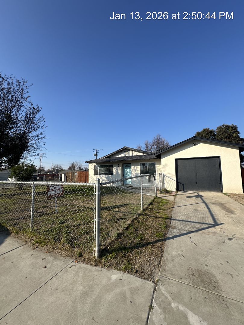 Visalia House: 4344 W La Vida Ave