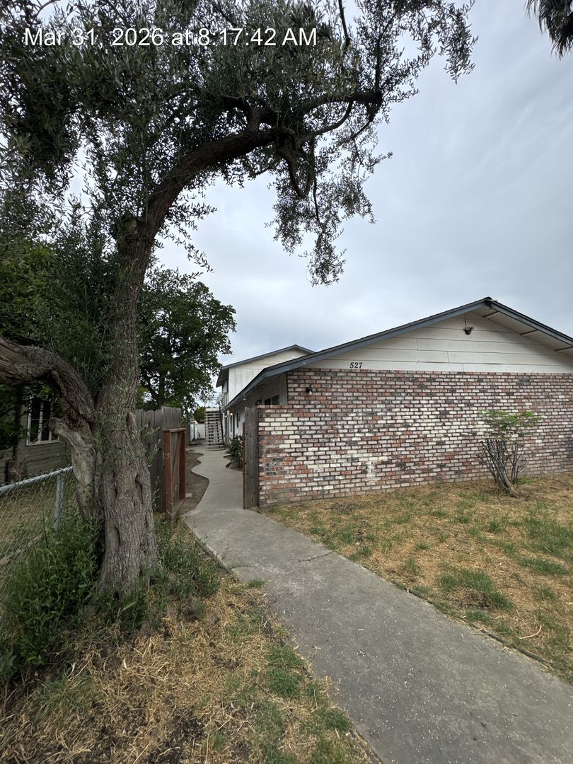 Visalia Apartment: 527 S Garden St