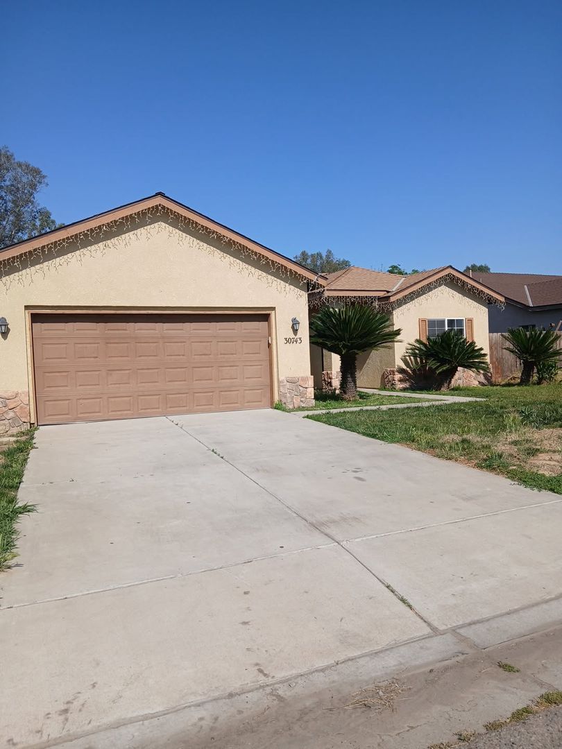 Visalia House: 30743 Cottontail St