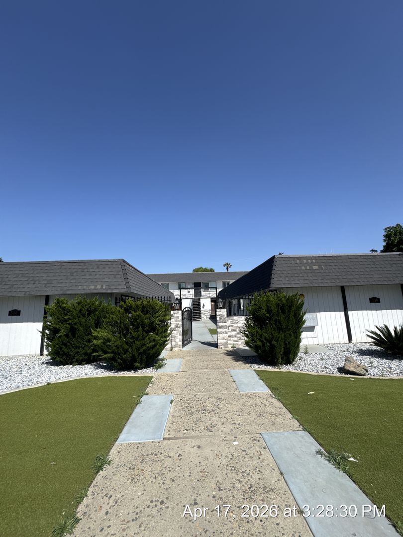 Visalia Apartment: 510 N Encina A-G