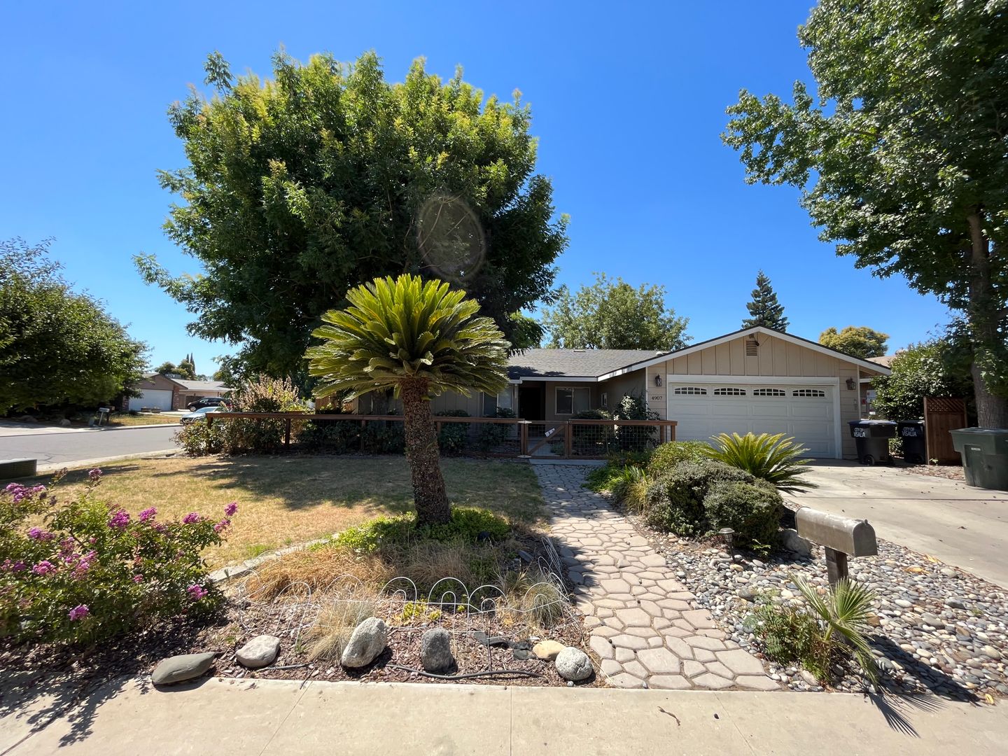 Visalia House: 4907 West Howard Ave