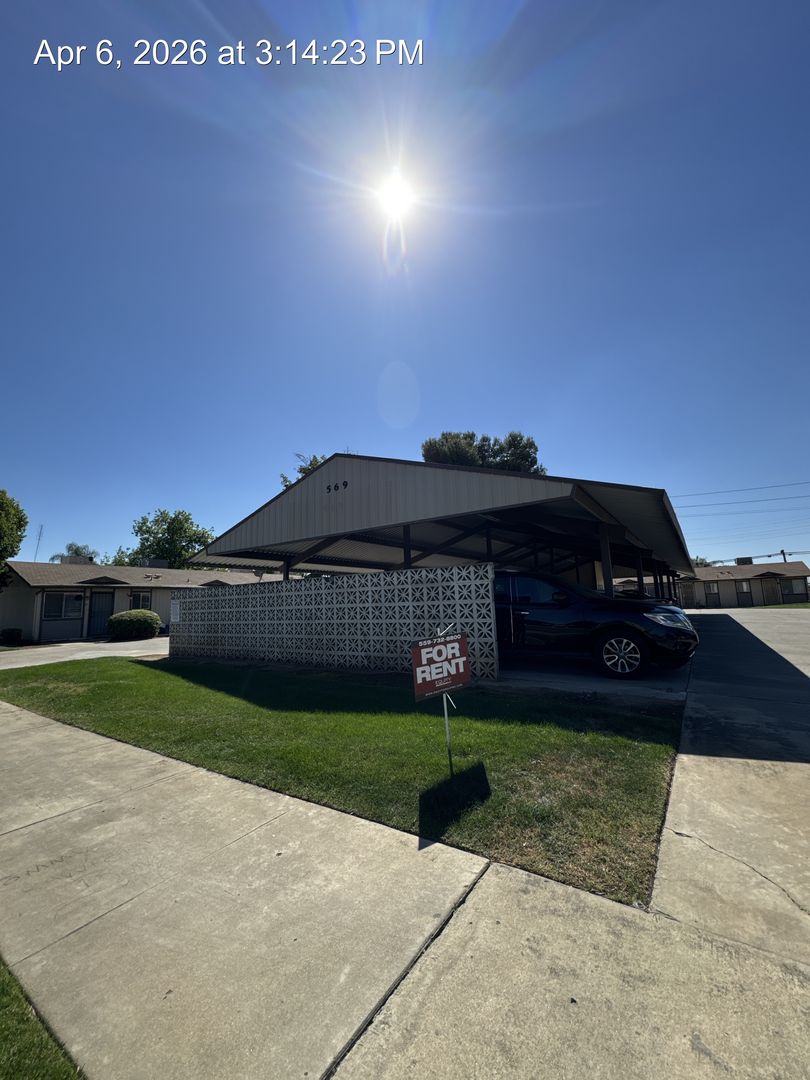 Lindsay Apartment: 569 North Elmwood Ave