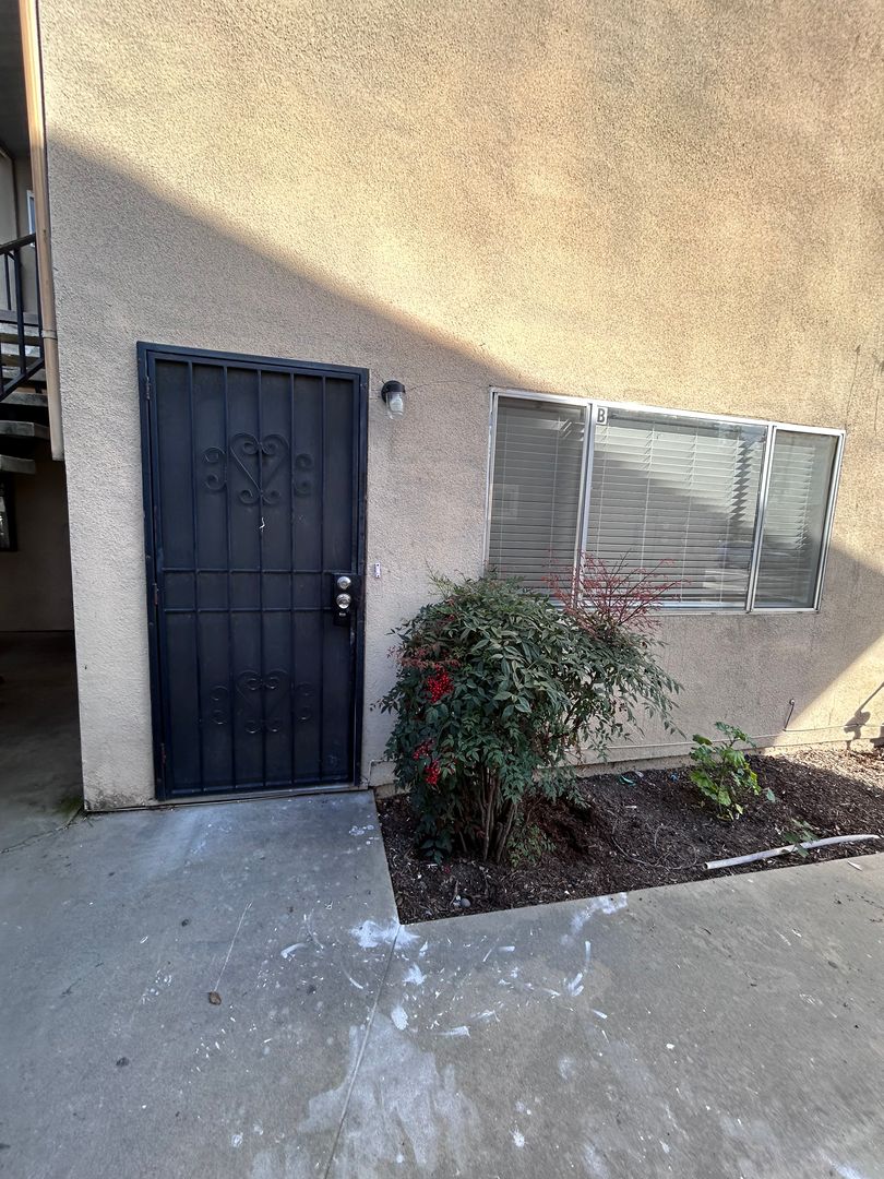 Visalia Apartment: 116 West Murray Avenue