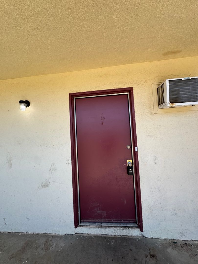 Tulare Apartment: 340-352 S Blackstone St