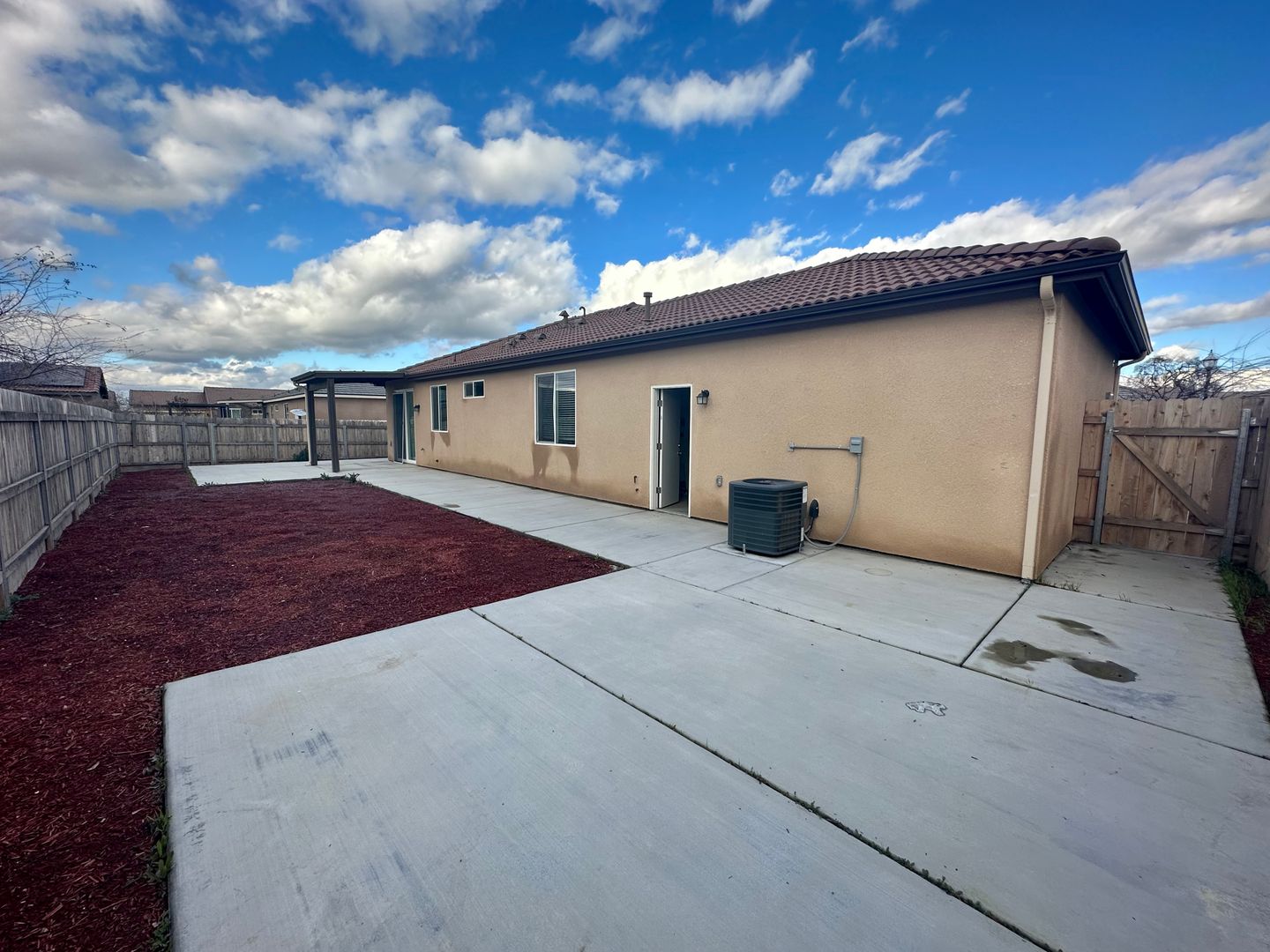 Visalia House: 3233 North Kent St