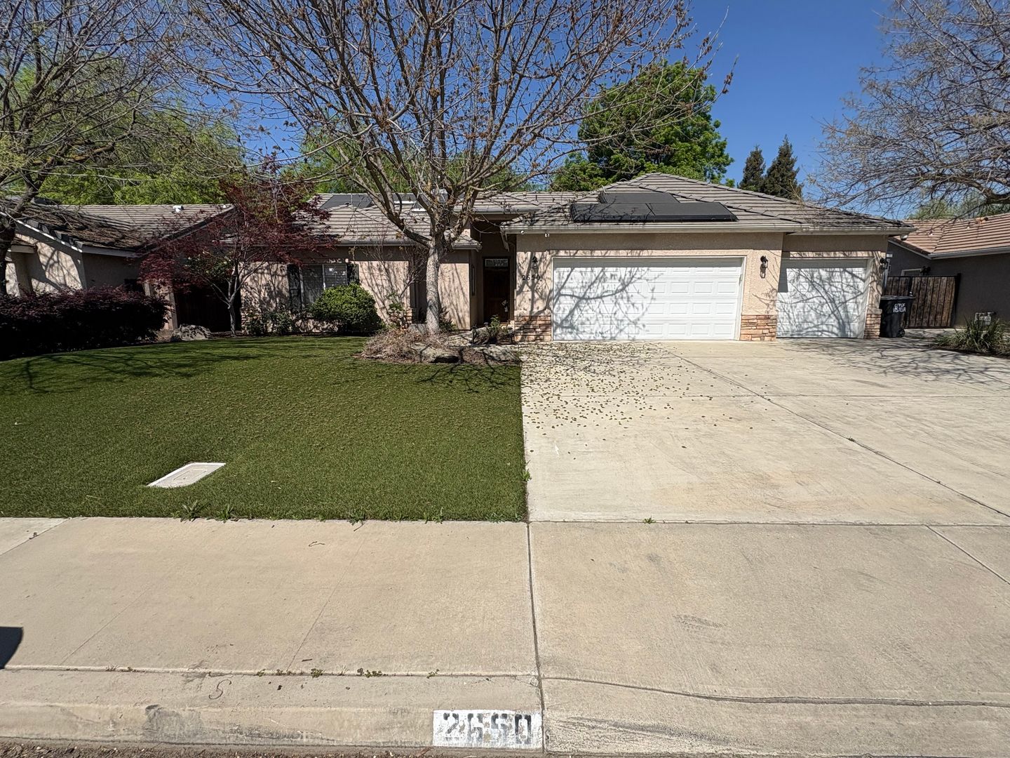 Visalia House: 2650 West Oakridge Ave