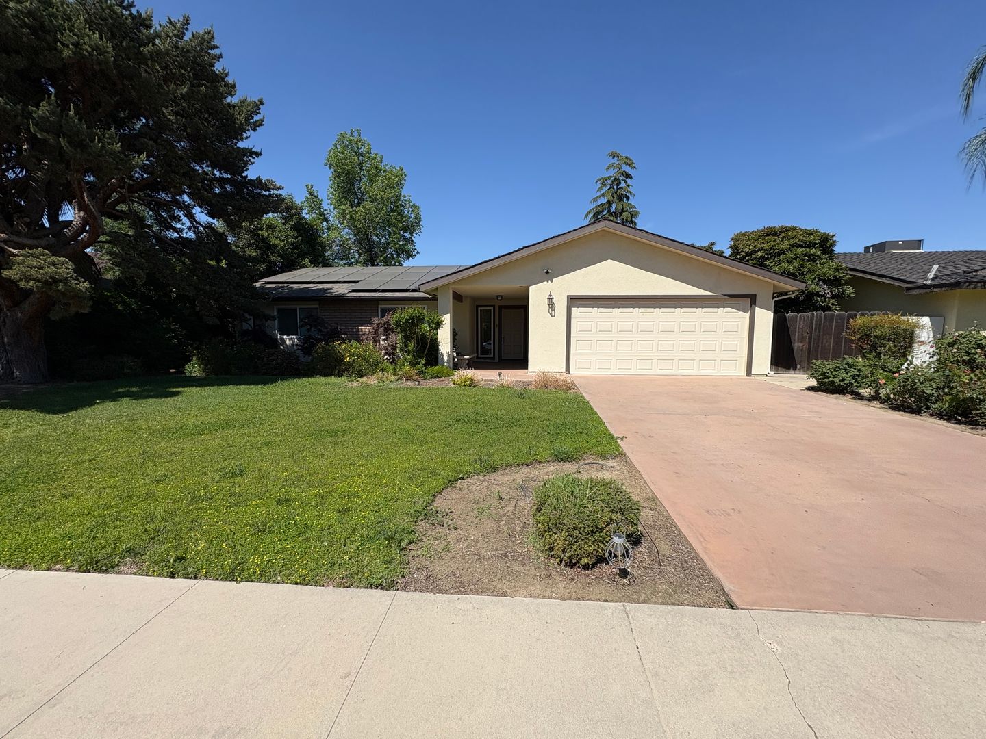 Visalia House: 4230 West Grove Ct