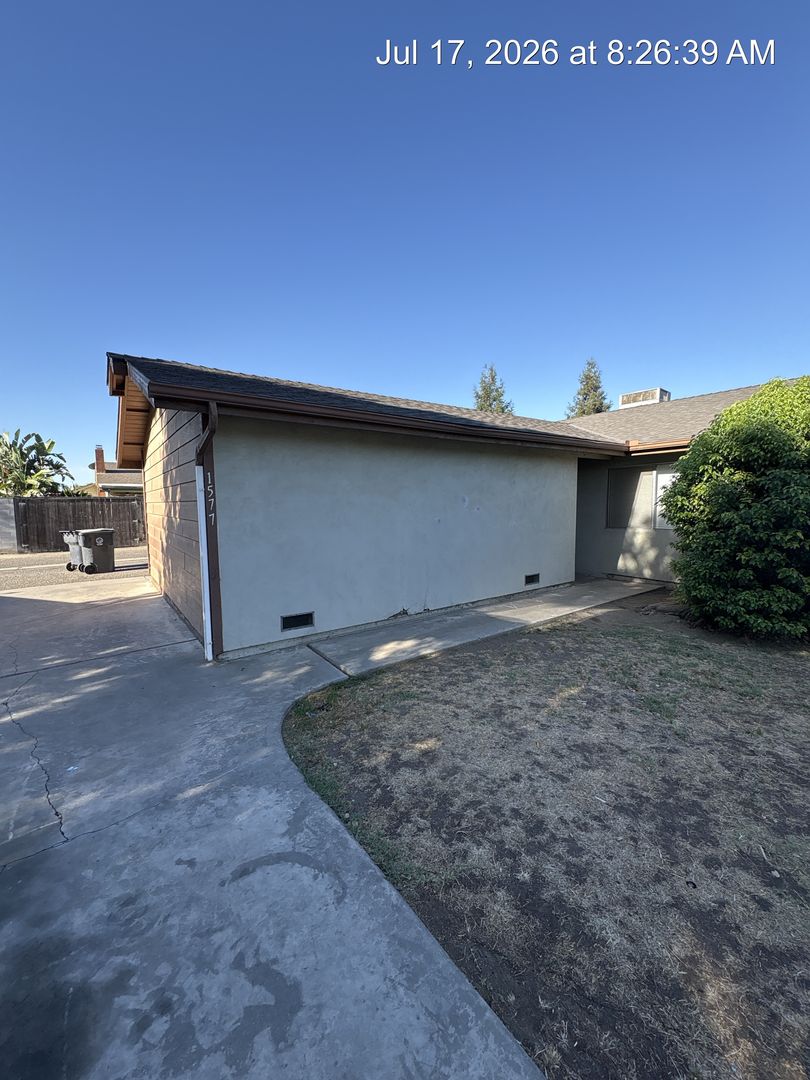 Tulare Apartment: 1571-1577 East Cross Avenue