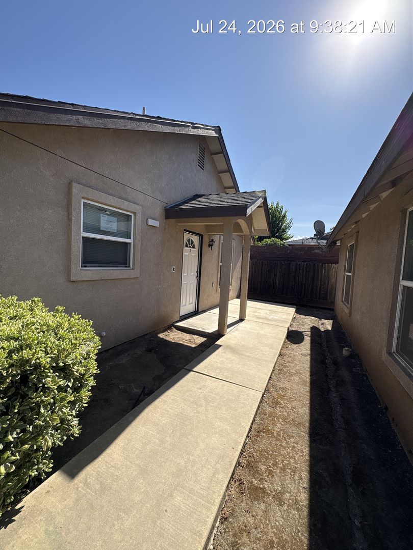 Woodlake Apartment: 540 East Lakeview Ave
