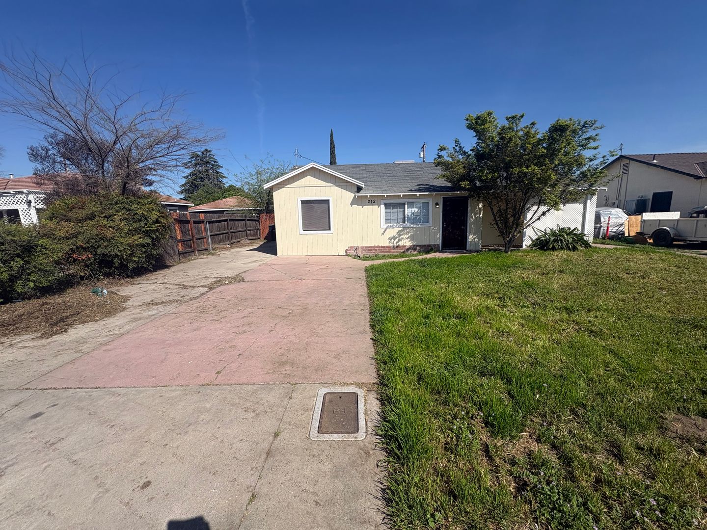 Visalia House: 212 West Feemster Ave