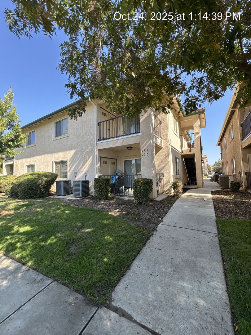 Visalia Apartment: 2916-18 North Terrace Street & 2645-2647 West Lark Avenue