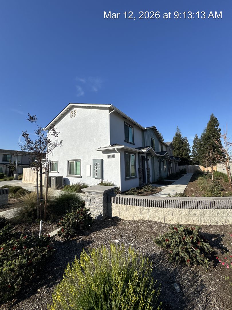 Visalia Apartment: 405 S Summit Street Unit 101-104