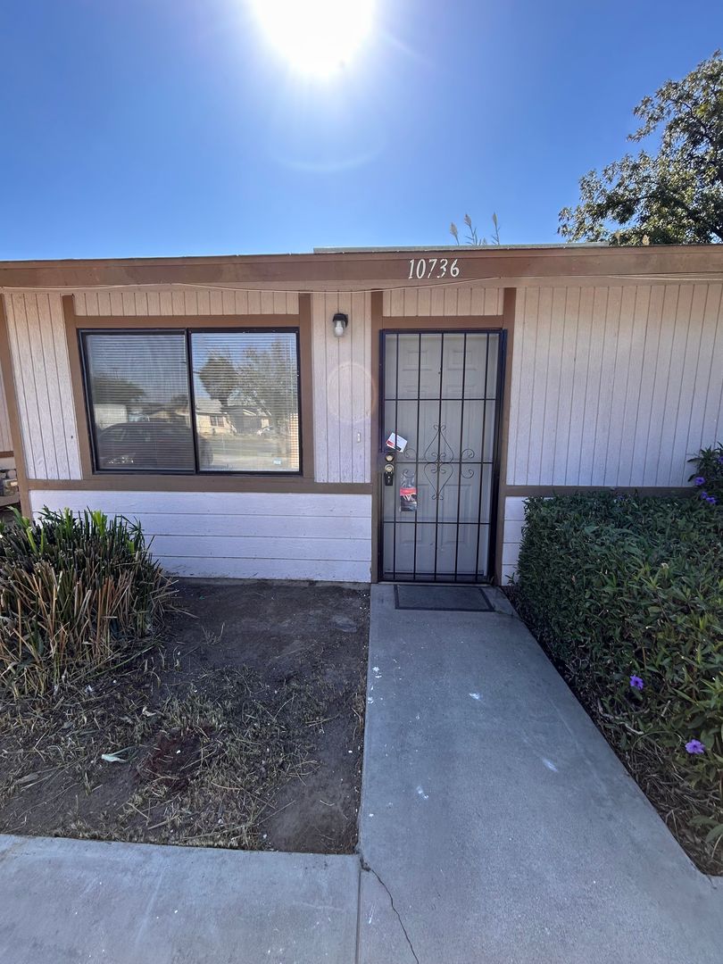 Armona Apartment: 10670-10754 Railroad Avenue