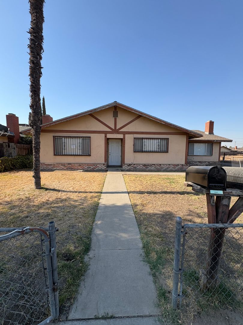 Tulare Apartment: 2113-15 West Inyo