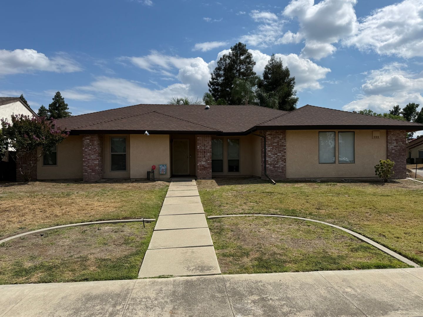 Visalia House: 3009 East Grove Ave