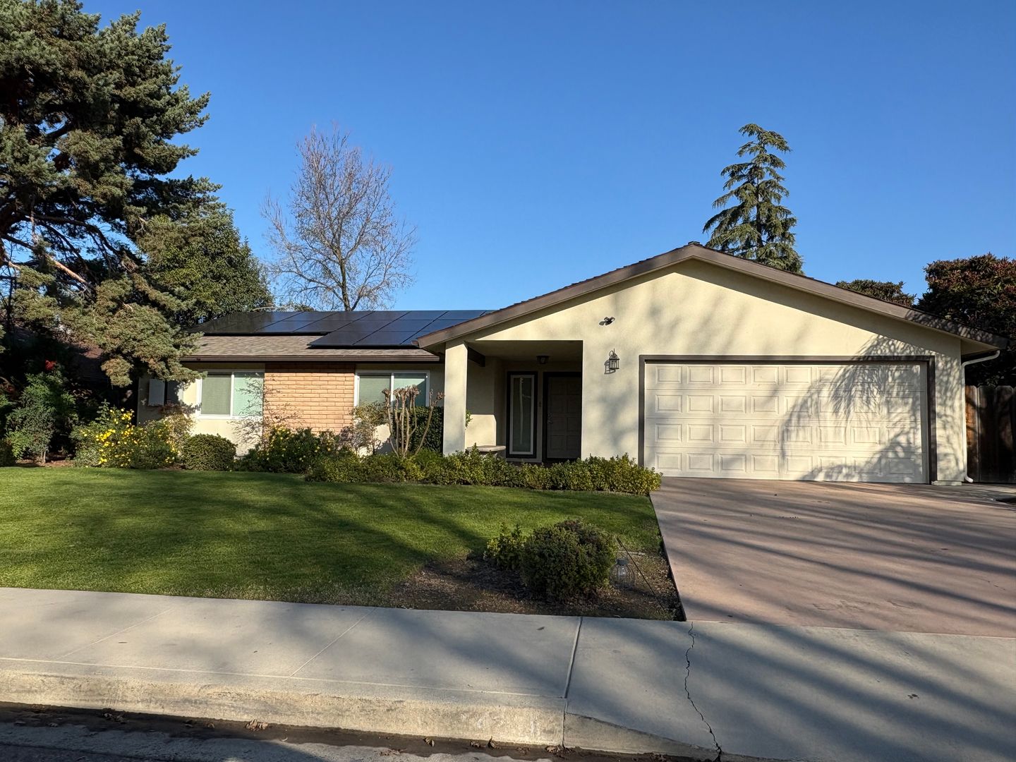 Visalia House: 4230 West Grove Ct