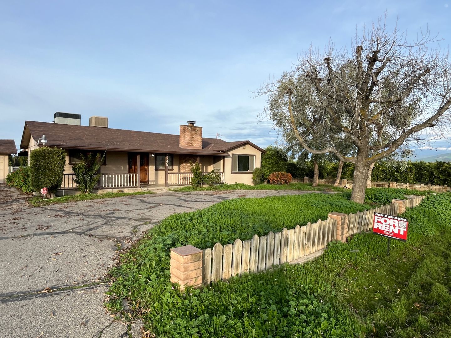 Porterville House: 228 W TeaPot Dome