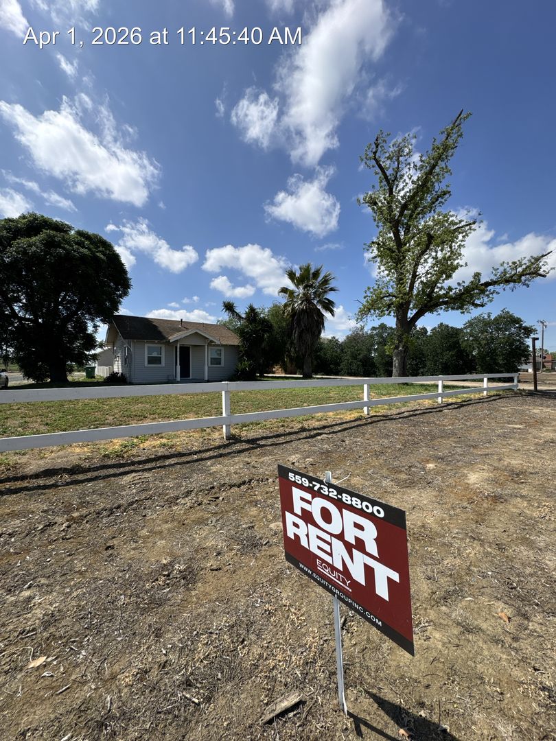 Tulare House: 3625 W Prosperity Ave