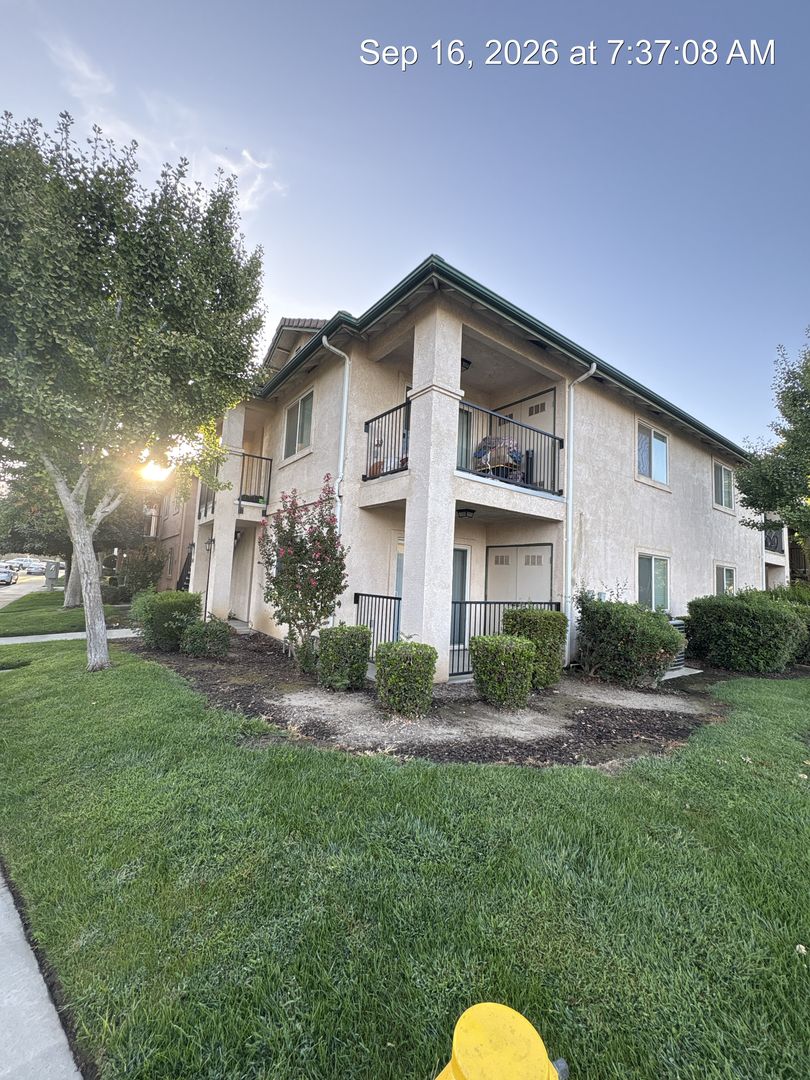 Visalia Apartment: 2916-18 North Terrace Street & 2645-2647 West Lark Avenue
