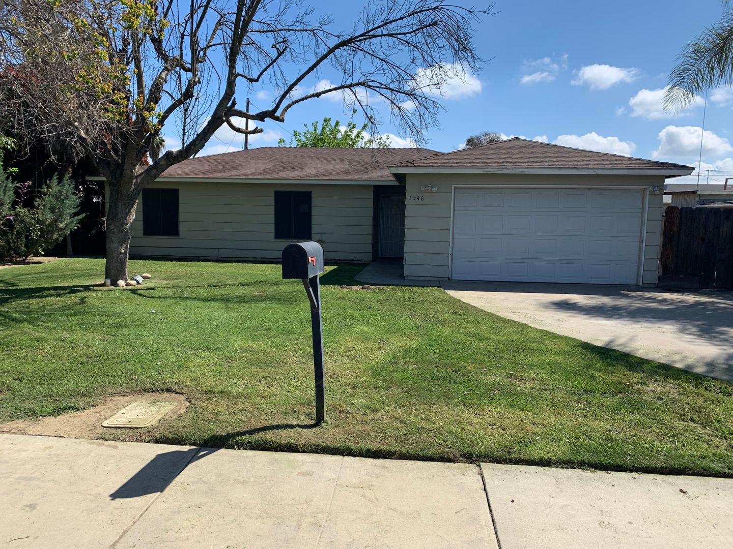 Visalia House: 1546 North Oak Park Street