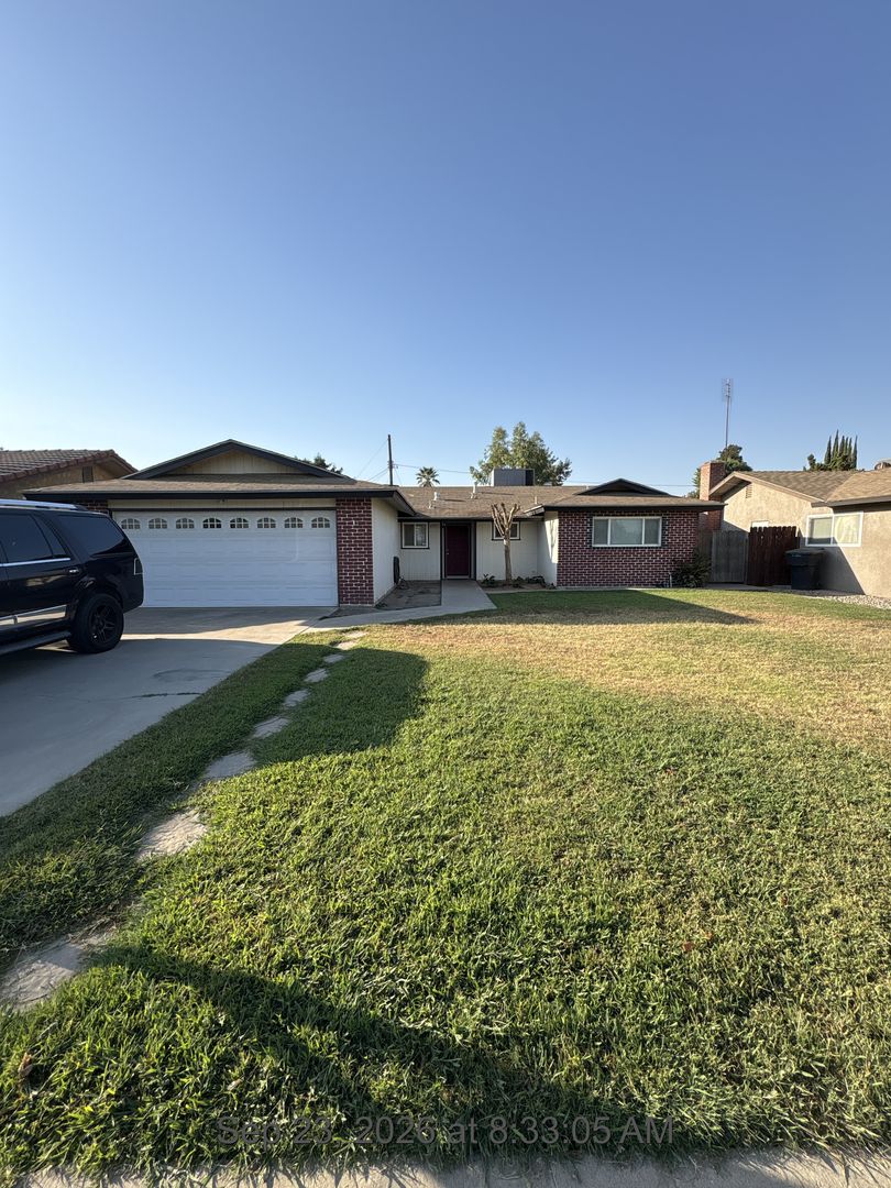 Visalia House: 3721 W Howard