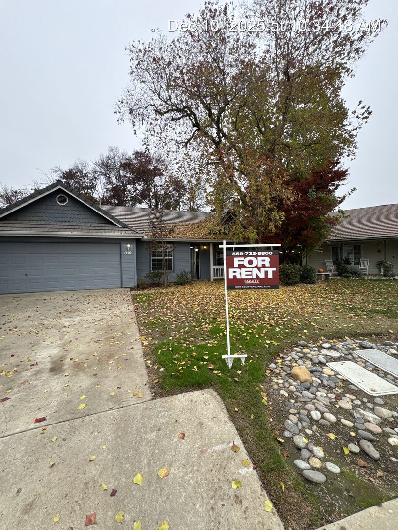 Visalia House: 819 S Pinkham St