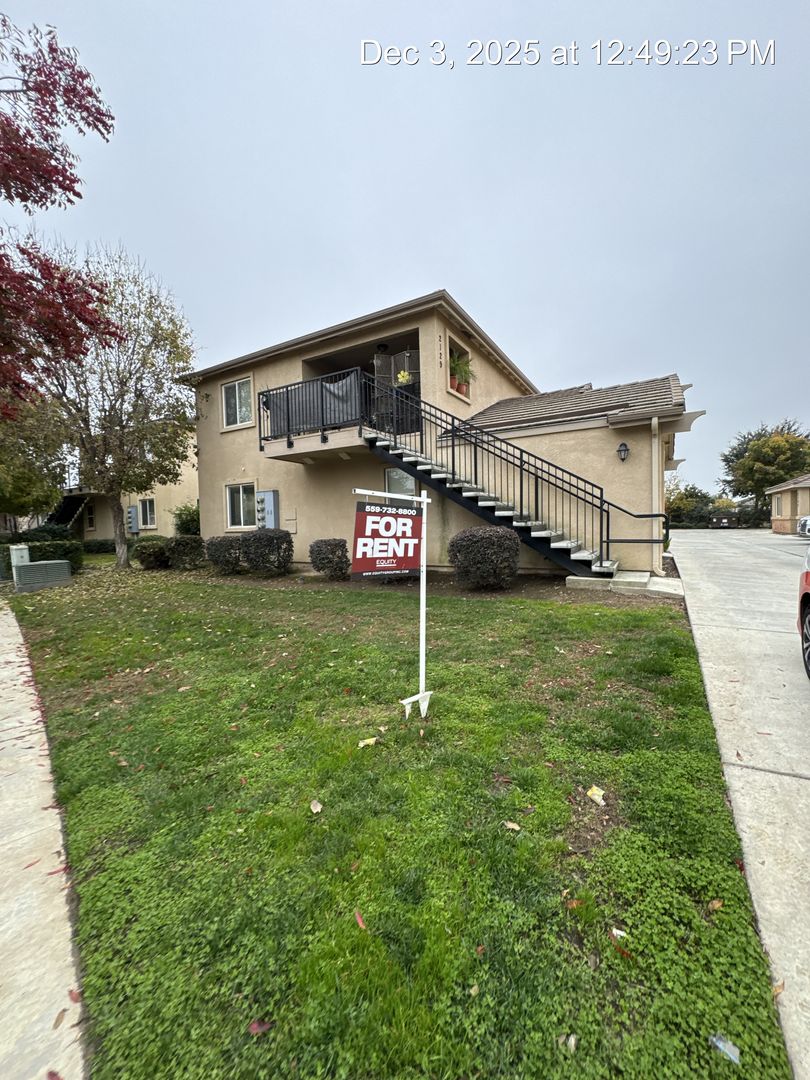 Visalia Apartment: 2127-33 W Lark Ave