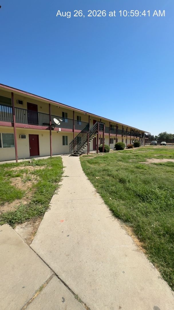 Tulare Apartment: 340-352 S Blackstone St