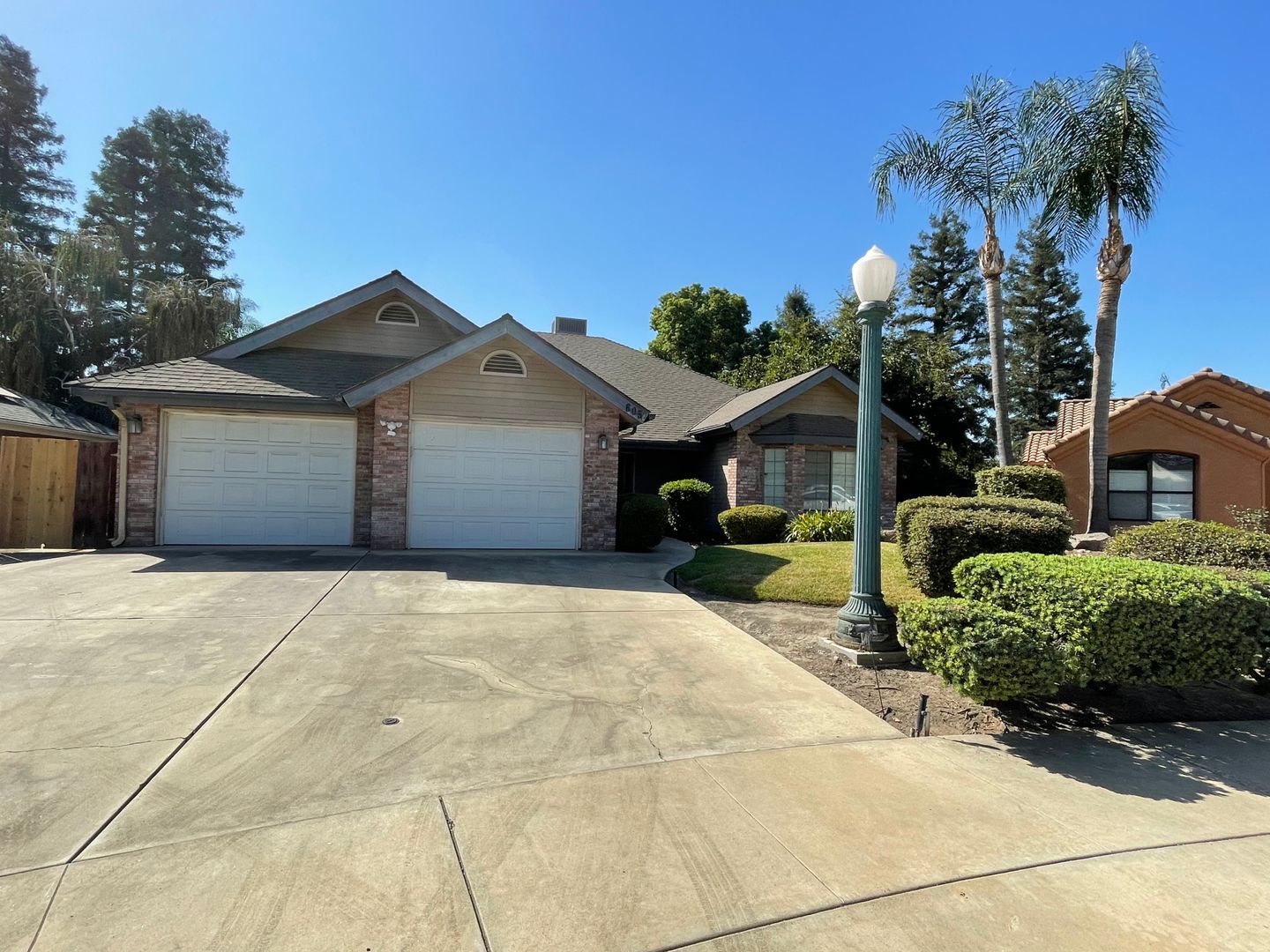 Visalia House: 605 E. Babcock Ave