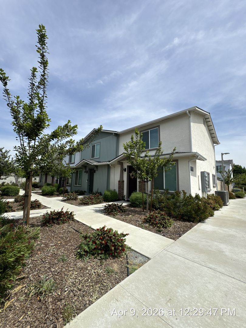 Visalia Apartment: 414 S Summit Street Unit #101-104