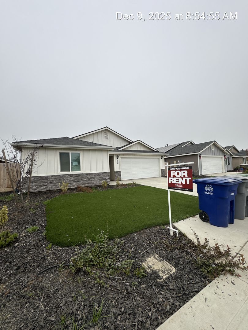 Visalia House: 7040 Ave 310