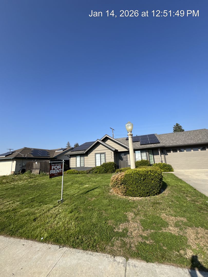 Visalia House: 830 W Vassar Ave