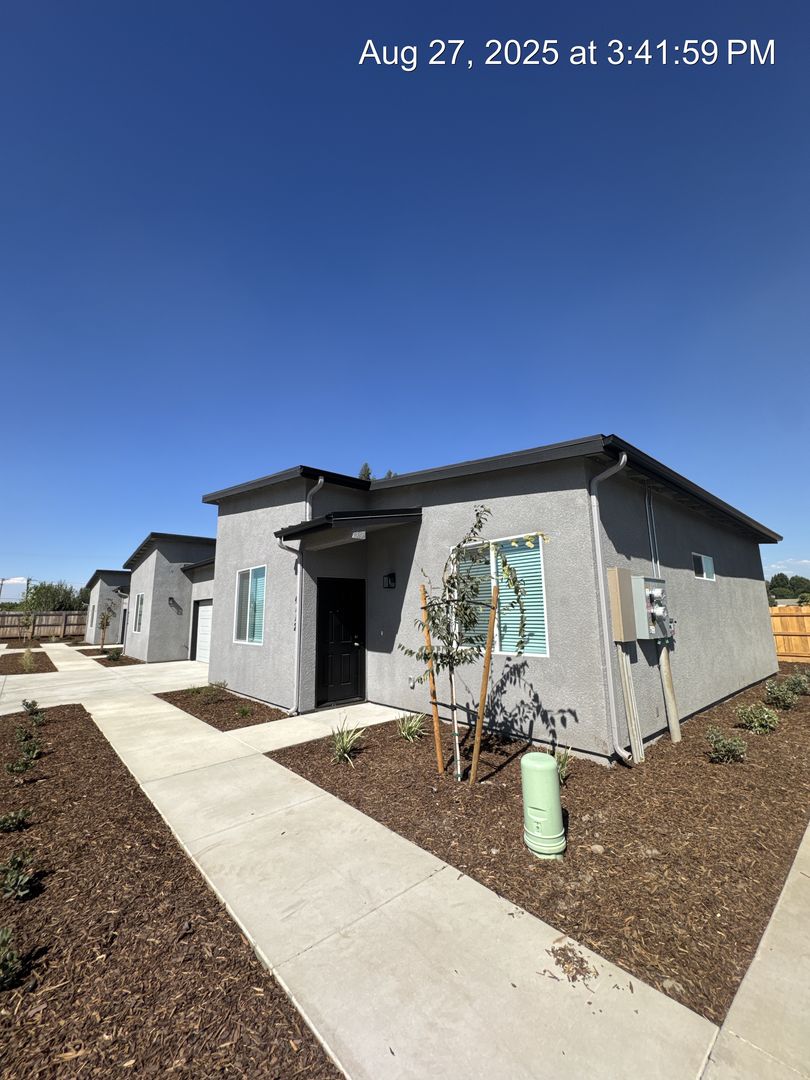 Visalia Apartment: 4112-4116 E Kaweah Avenue