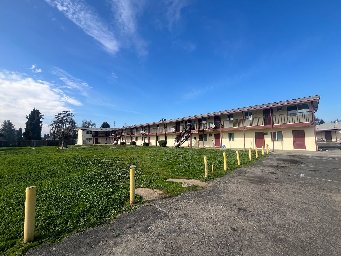 Tulare Apartment: 340-352 S Blackstone St