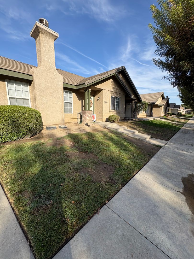 Visalia Apartment: 2615-2621 S Maselli