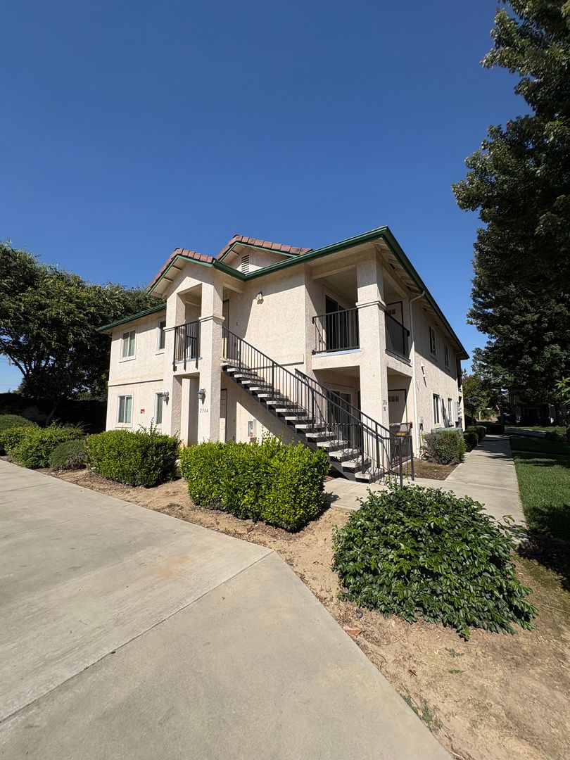 Visalia Apartment: 2500-2506 West Lark Avenue