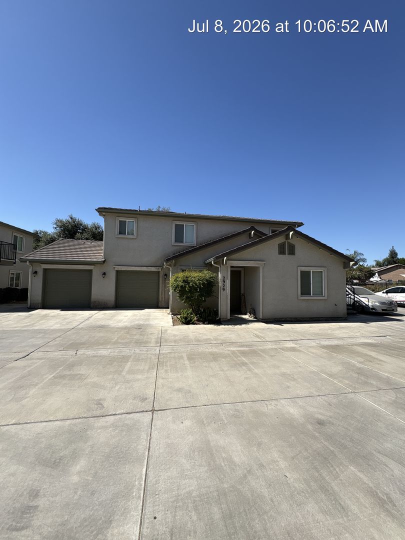 Visalia Apartment: 2921-2931 North Crowe Street