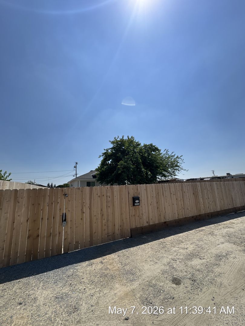 Visalia House: 30566 Ivy Road