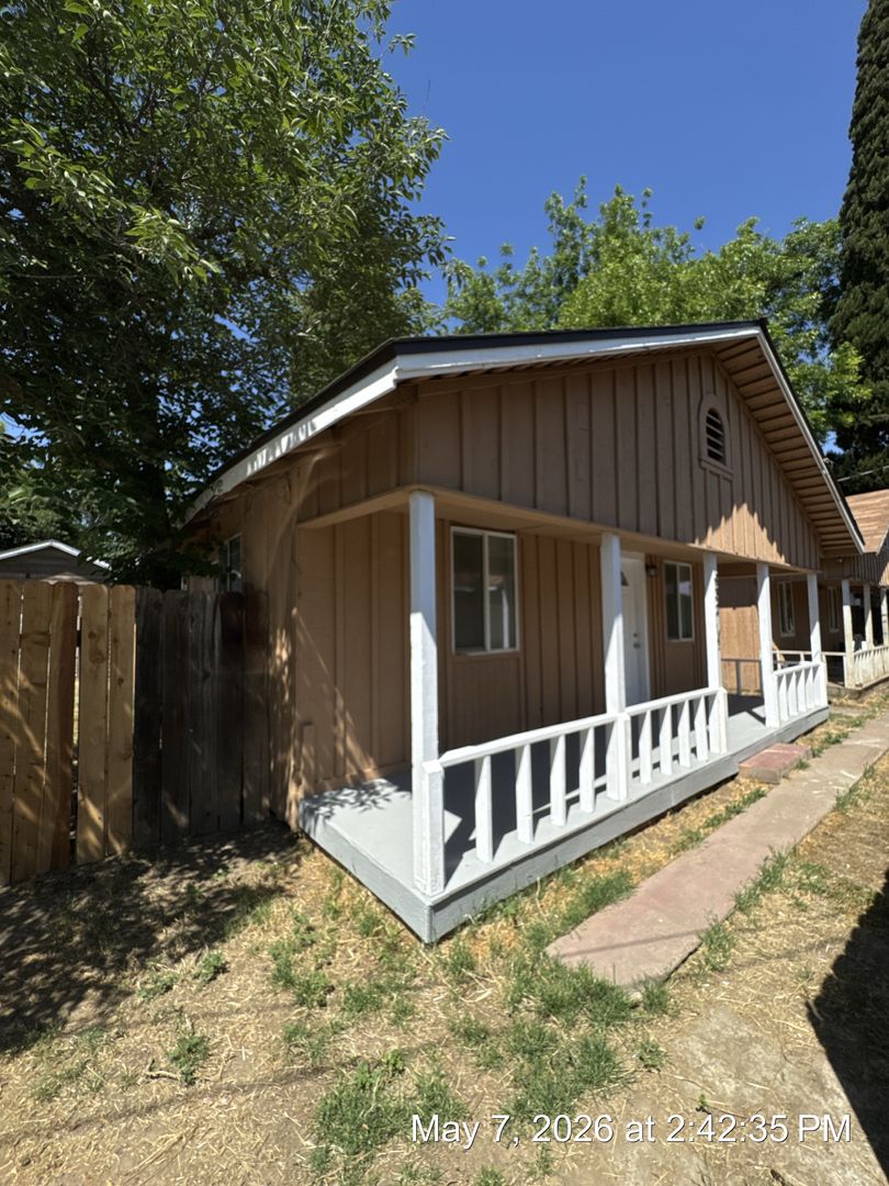 Visalia Apartment: 928-932.5 W. Goshen Ave