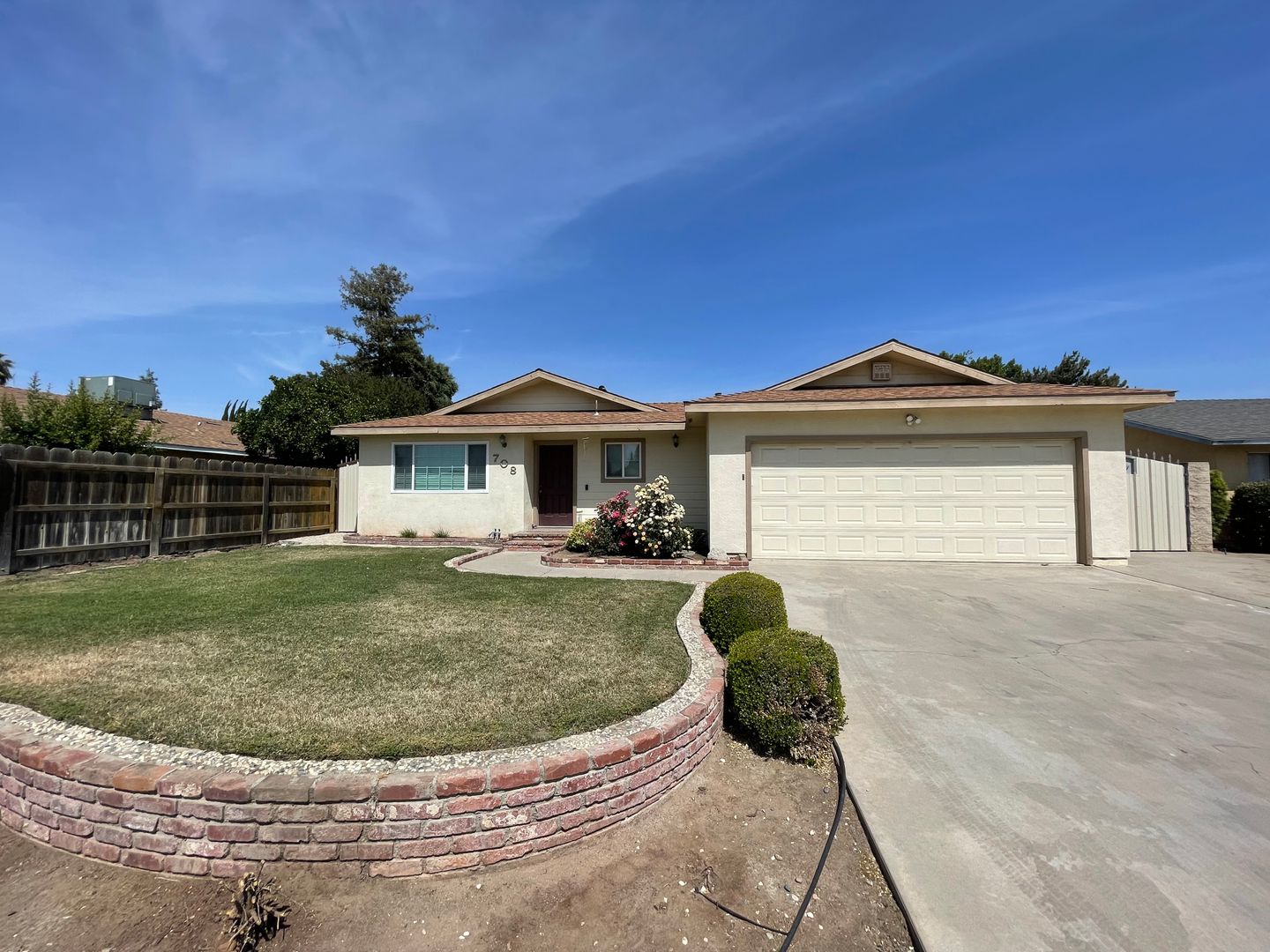 Tulare House: 708 South Peggy St