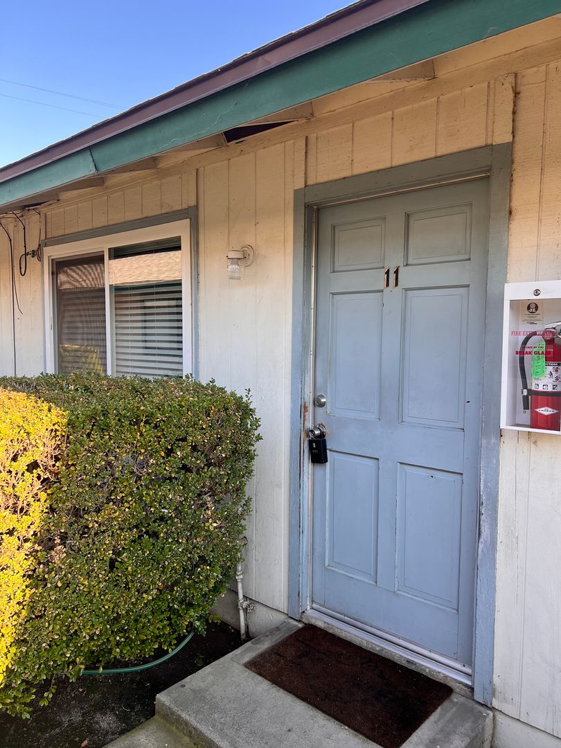 Dinuba Apartment: 354 N. L St