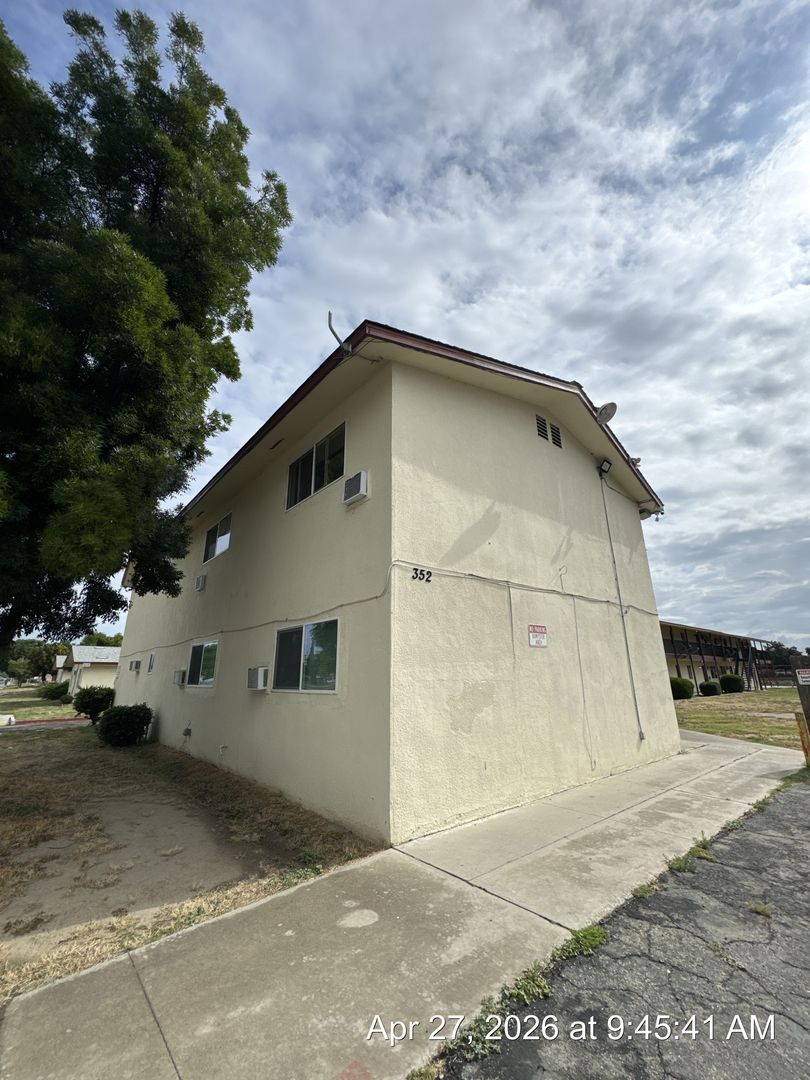 Tulare Apartment: 340-352 S Blackstone St