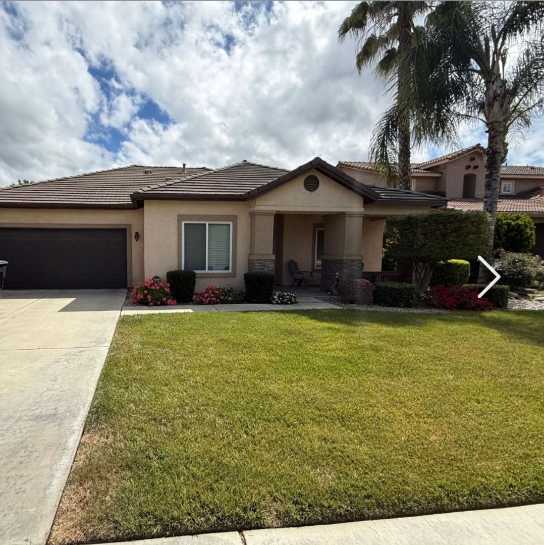 Visalia House: 229 W Elkhorn Avenue