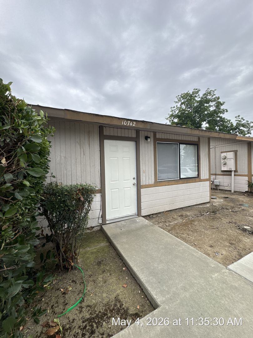 Armona Apartment: 10670-10754 Railroad Avenue